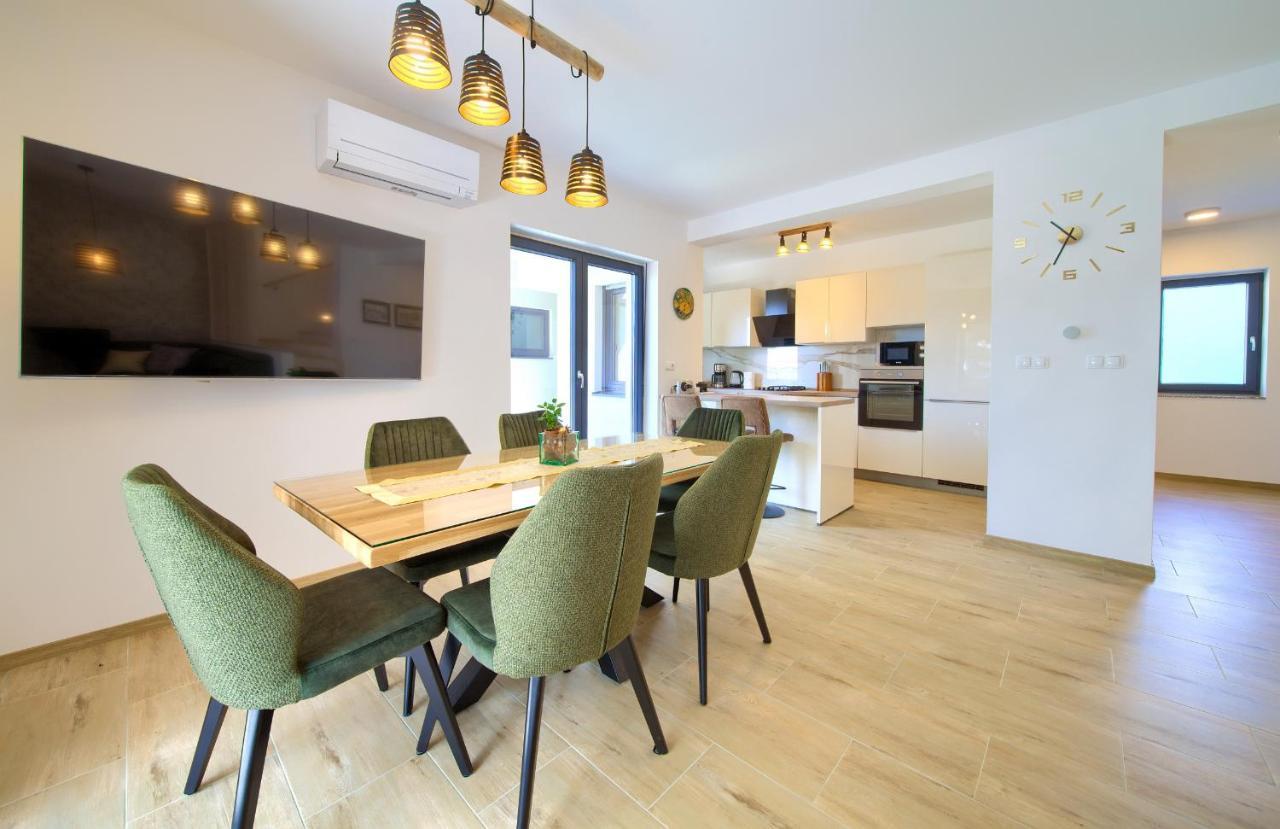 Apartments Paola & Karla With Pool 크르크 외부 사진