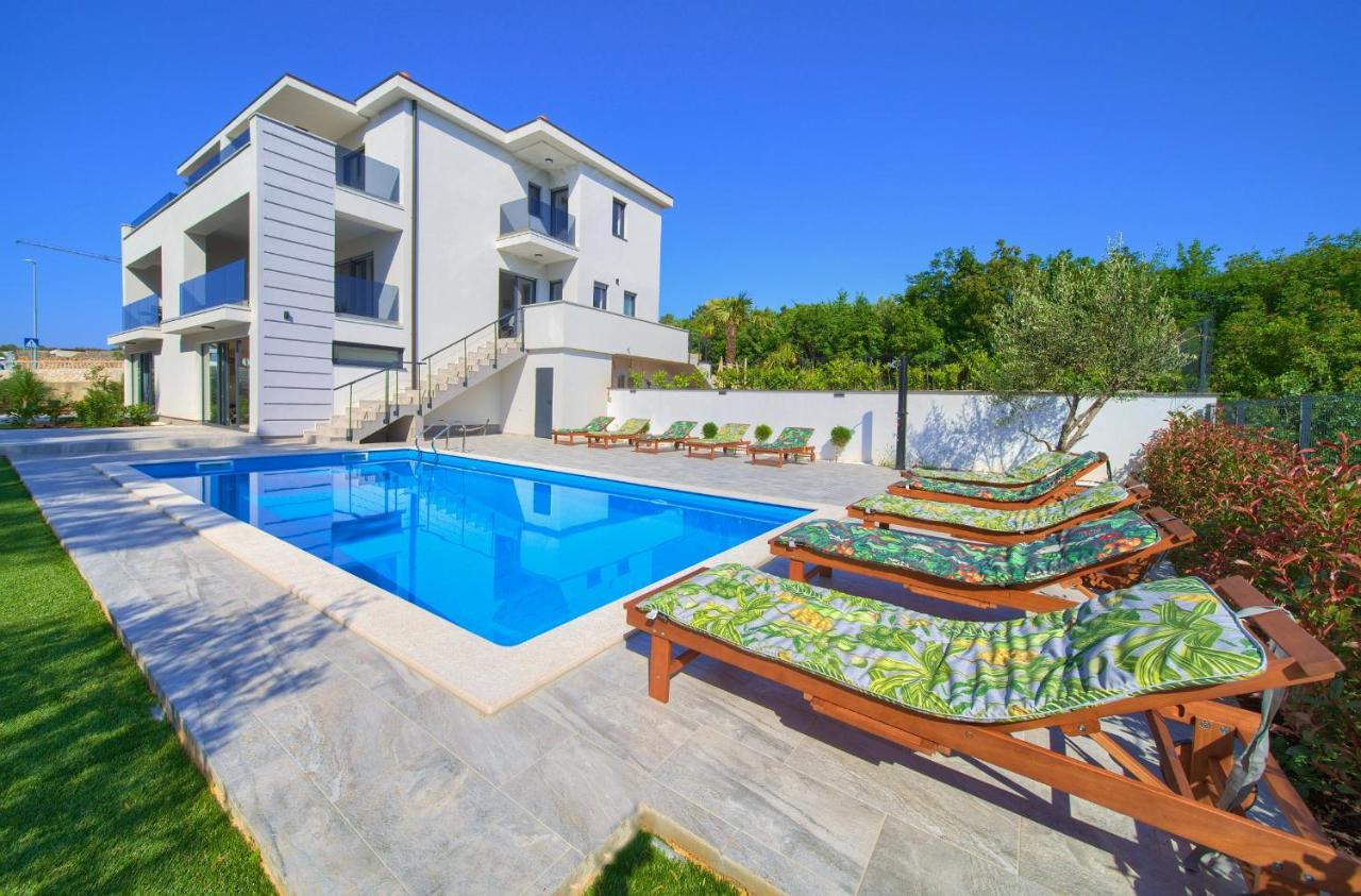 Apartments Paola & Karla With Pool 크르크 외부 사진