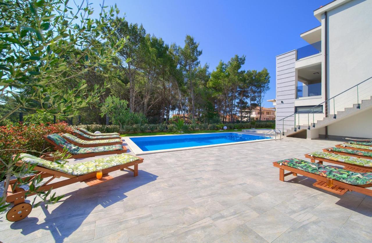 Apartments Paola & Karla With Pool 크르크 외부 사진
