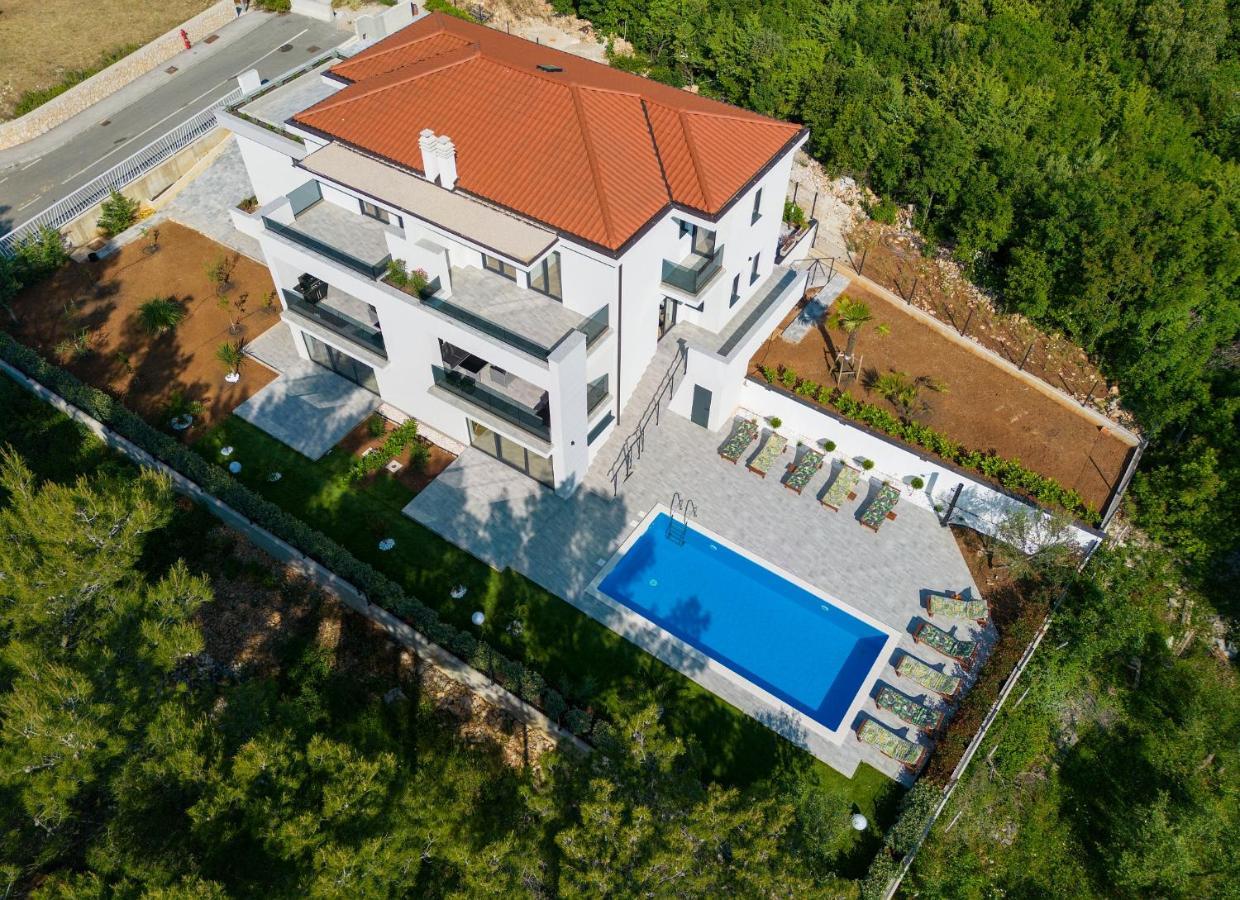 Apartments Paola & Karla With Pool 크르크 외부 사진