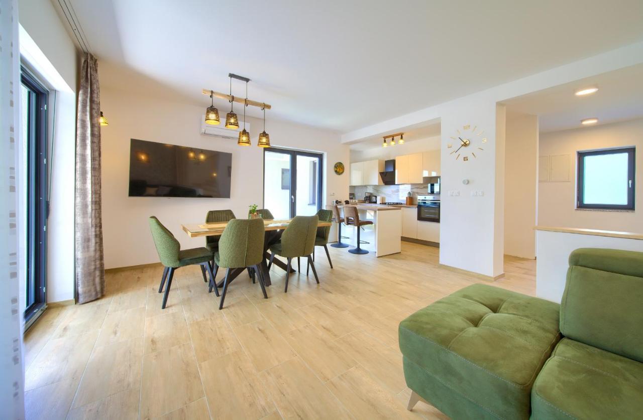Apartments Paola & Karla With Pool 크르크 외부 사진
