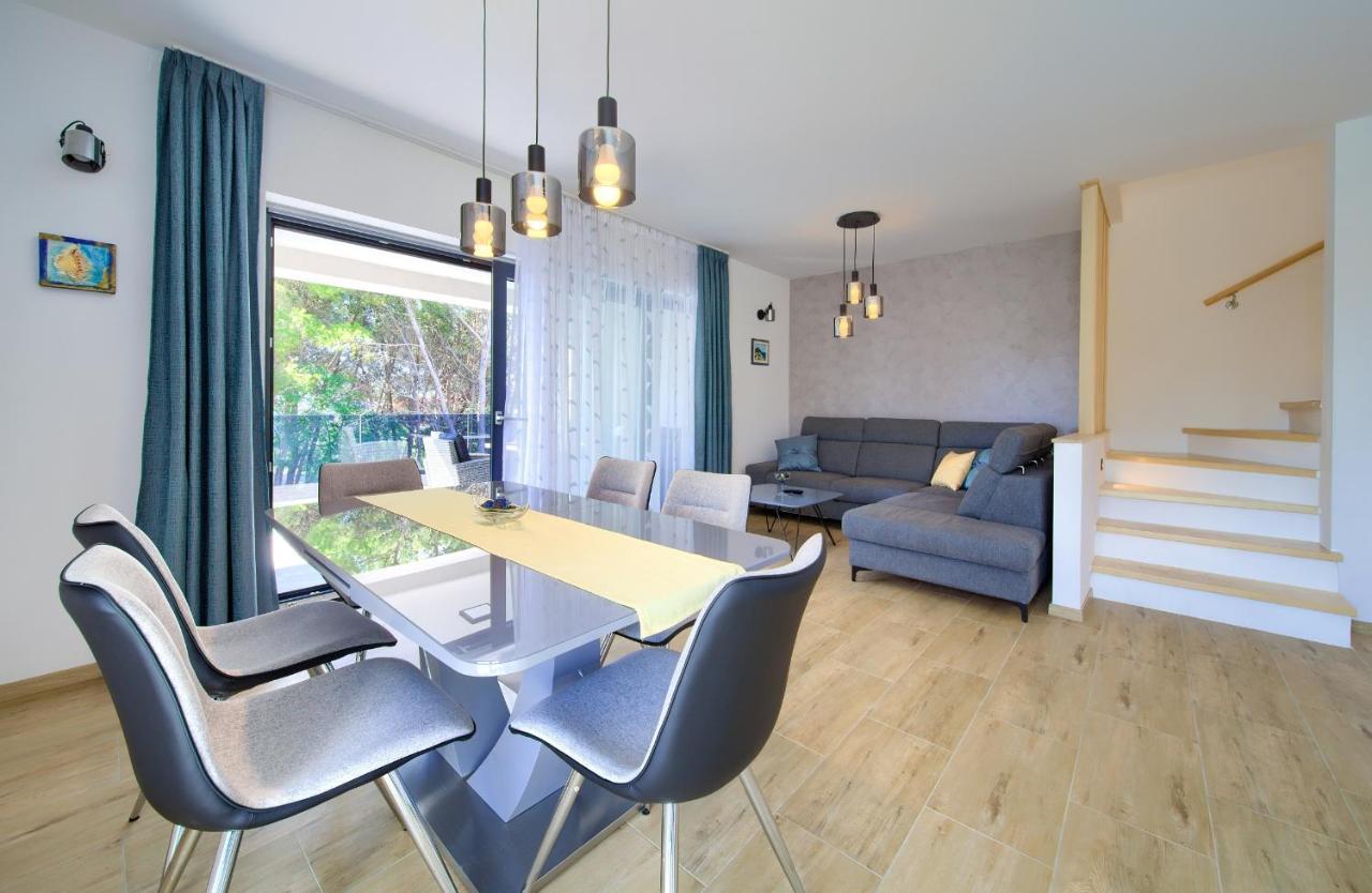 Apartments Paola & Karla With Pool 크르크 외부 사진