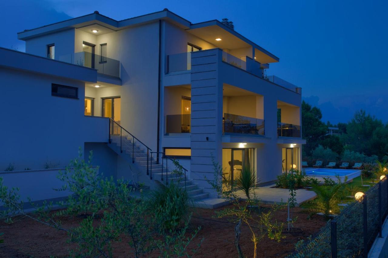 Apartments Paola & Karla With Pool 크르크 외부 사진