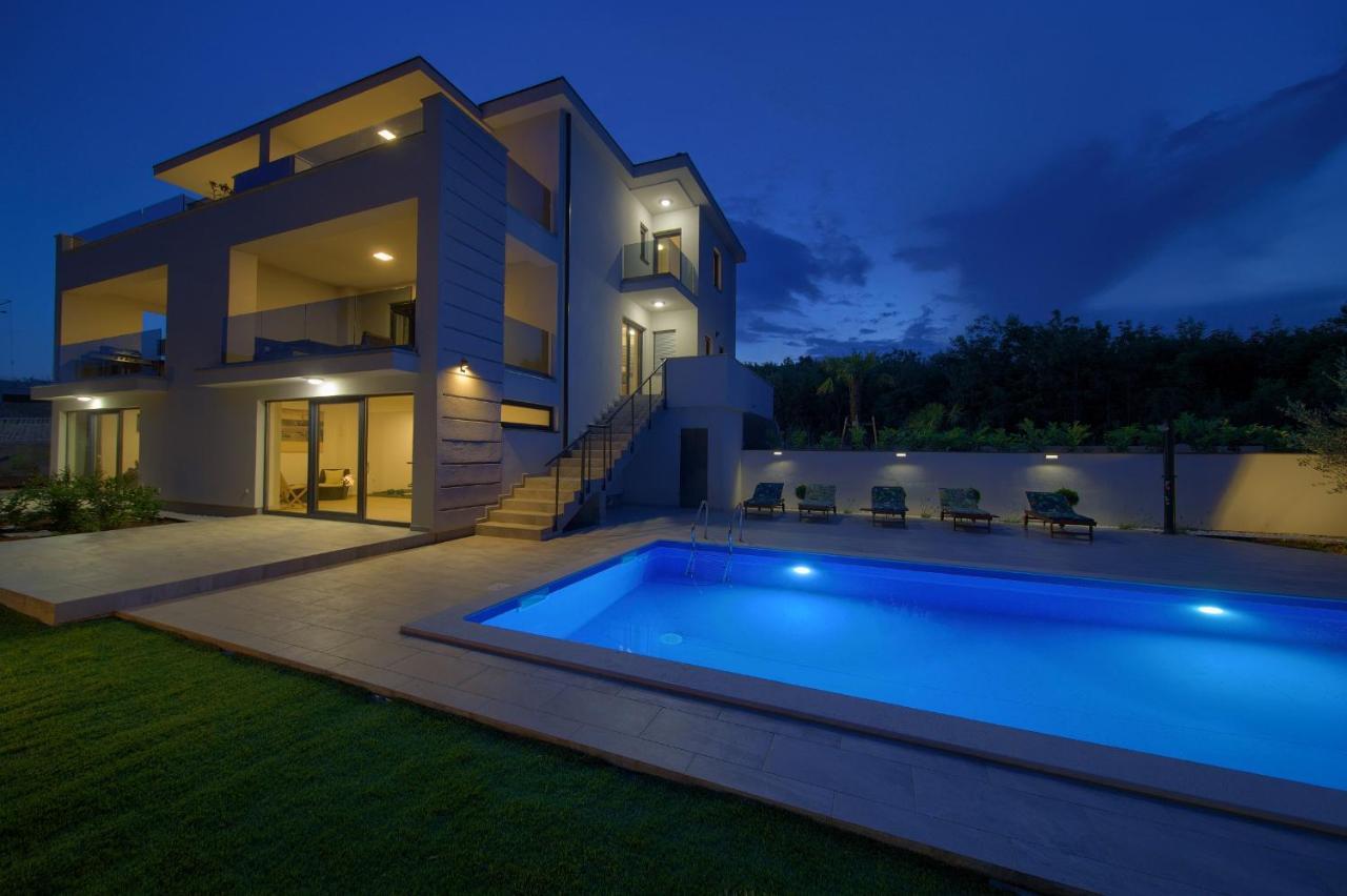 Apartments Paola & Karla With Pool 크르크 외부 사진