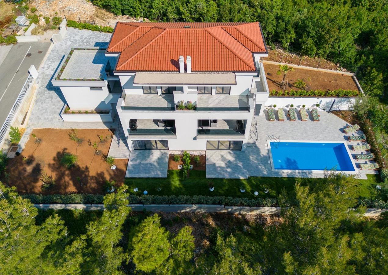 Apartments Paola & Karla With Pool 크르크 외부 사진