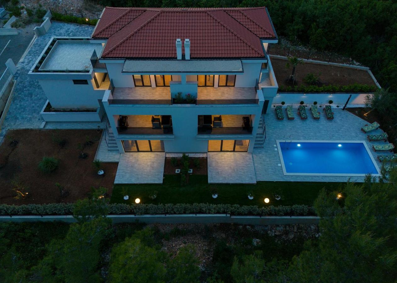 Apartments Paola & Karla With Pool 크르크 외부 사진
