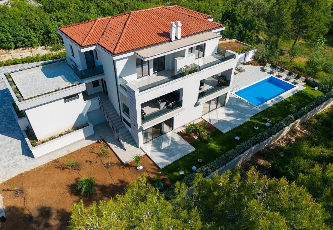 Apartments Paola & Karla With Pool 크르크 외부 사진
