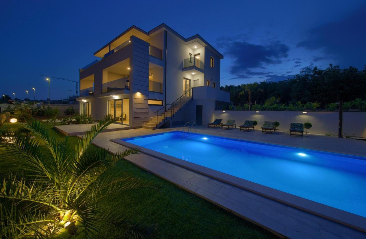 Apartments Paola & Karla With Pool 크르크 외부 사진